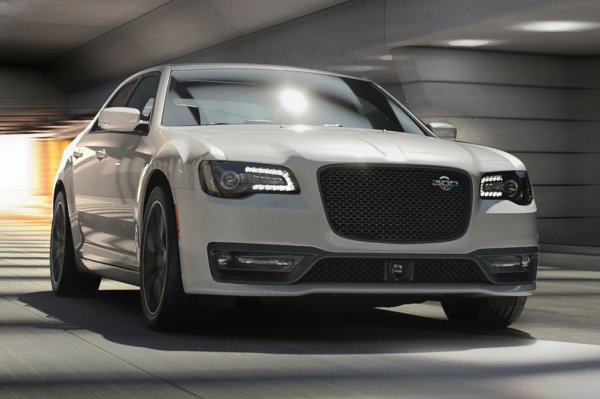 Цена: $56,595
Вярвате или не, тази кола е на пазара вече от 18 години. Тя се появи за пръв път още по времето на съюза Daimler-Chrysler, и до ден-днешен ползва предното окачване от S-класата на Mercedes (W220), и задното от Е-класата (W221). Второто поколение, което дебютира през 2011, не промени нищо съществено в автомобила. Сега Chrysler се готви най-после да сложи точка на производството му, като то ще бъде увенчано от версия със същия V8 двигател, който се използва и в Dodge Charger Scat Pack.