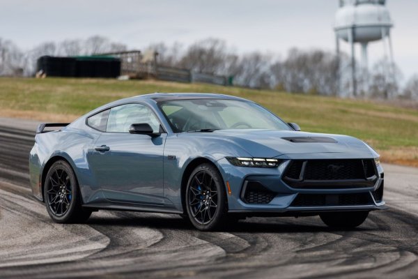 Цена: $43,090
Mustang има ново поколение за тази година, но, както можеше да се очаква, никой не е човъркал нищо в доказано печелившата формула. Колата запазва заплашителния си вид, големия V8 с атмосферно пълнене и 6-степенната ръчна скоростна кутия. 