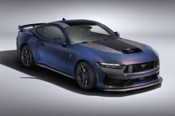 Цена: $59,565
Dark Horse е изцяло ново ниво за Mustang, въведено специално за новото поколение. Тук петлитровият V8 вече развива 500 коня, контролирани с помощта на специално разработена ръчна трансмисия от Tremec. Окачването е с магнитни амортисьори, шасито е с подсилена якост. С две думи, това е Mustang, който няма да се изложи и на пистата. 

