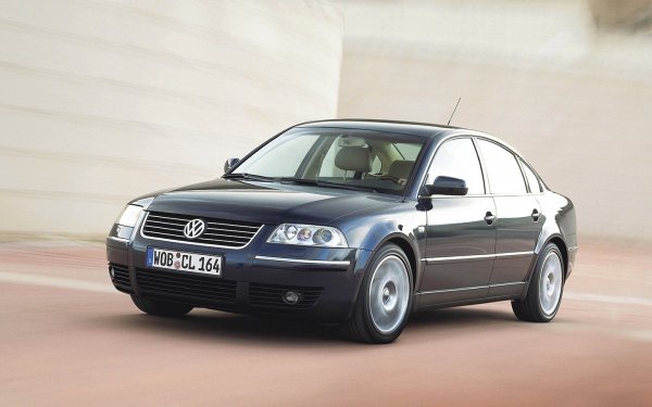 През 90-те години&nbsp;VW&nbsp;Passat&nbsp;така и не успява да слезе под 7 секунди за ускорение от 0 до 100&nbsp;км/ч. През 2000 г. обаче петото поколение на модела получава&nbsp;знаменит&nbsp;двигател. Освен V6 мотор, както и екзотичният 5-цилиндров&nbsp;VR5, на&nbsp;Passat&nbsp;се поставя и W8 агрегат с мощност 275 к.с. Той позволява ускорение от 0 до 100&nbsp;км/ч за 6,8 секунди и развиване на 250&nbsp;км/ч.

Машините с този мотор са със задвижване на четирите колела, като се предлагат както с автоматична, така и с механична скоростна кутия. При 6-ото&nbsp;поколение, което е вече е с напречно разположение на двигателя, няма как да бъде поставен какъвто и да е 8-цилиндров агрегат.