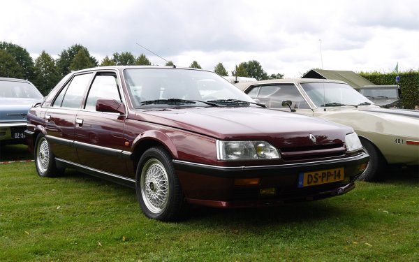 Извън пределите на Германия автомобилните производители не се интересуват особено от подобни модели, но понякога се появяват интересни варианти с мощни двигатели. Например, Renault 25, което през 1983 г. става флагман на френската марка, освен с 4-цилиндрови&nbsp;мотори е оборудван с двигатели V6 с обем 2,5 литра.

Тези агрегати са с турбини и винаги се поставят на най-луксозните версии на модела. Топ-вариантът е V6 Turbo&nbsp;Baccara, който може да си съперничи с германските модели. Ускорението от 0 до 100&nbsp;км/ч отнема 7,4 секунди, а максималната скорост е 233&nbsp;км/ч. Впрочем, това не е&nbsp;седан, а&nbsp;хечбек. 