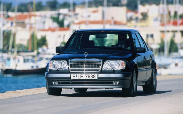 В крайна 80-те години Mercedes пуска елегантната E-Class (серия W124), която и до ден-днешен се счита за един от най-впечатляващите автомобили в историята. Моделът залага на комфорта, но през 1990 г. се появява версия 500E с различни трансмисия, окачване, спирачки и дори елементи от каросерията.

Под капака е поставен 5,0-литров&nbsp;V8 с мощност 326 к.с., като той е съчетан с 4-степенен автомат. Това позволява ускорение от 0 до 100&nbsp;км/ч за 6,1 секунди и максимална скорост от 250&nbsp;км/ч.

През 1994 г. 500Е се превръща в модела Mercedes E60&nbsp;AMG, но вече с 6,0-литров&nbsp;V8с мощност 381 к.с. Максималната скорост при този&nbsp;седан&nbsp;е 282&nbsp;км/ч, а ускорението от 0 до 100&nbsp;км/ч отнема 5,1 секунди.