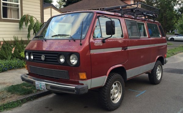 След средата на миналия век, хиляди млади хора са обикаляли Европа с ванове. Този тип машина ви дава много &ndash; огромно пространство за багаж и дори за спане в колата, и дори по някое време комфортна возия, след като производителите се сетили, че това не са само &bdquo;бачкаторски&rdquo; машини.

Повечето ванове имат чара на летищна чакалня, но не и Type 2 Kombi. И причината му за избора в тази листа е проста: намира се в изобилие, издръжлив, просторен, икономичен и много забавен. Т3 е най-просторния и мощен ван на VW по чистата формула на Type 2: двигателят отзад, водачът отпред и младежи на различен етап от развитието си по средата.