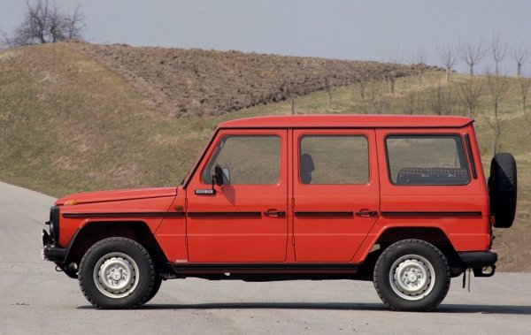 Може би мнозина от вас ще се зачудят защо досега в листата ни нямаше никакви SUV машини. И някои от вас със сигурност ще отбележат, че не би и трябвало, тъй като тези коли са обект на омраза и рядко могат да се доближат до това, да имат забавен характер. Естествено, не са и сред звездите на икономичното шофиране. И не се вписват в нито един от основните стълбове, определящи дали една кола става за пътешестване.

Но преди години коли са се създавали за специфични нужди, а не само за специфични пазари. Тогава SUV не са се наричали SUV, защото в тях е нямало нищо спортно или чак толкова утилитарно и практично за ежедневието. Тогава тези машини са се наричали всъдеходи или оф-роудъри.