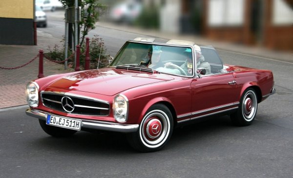 А какво да кажем за кабриолетите? Нима не са те колите, които символизират свободата на пътуване, в която вятърът да вее косите ви (ако са си на място все още) и слънцето да ви огрява? Даже не говорим за едно пътуване от София до Пловдив &ndash; едно истинско пътешествие понякога може да е стотици, че и хиляди километри. И ако искате да го направите с кабриолет, не трябва да сте от тези, които живеят с жилище с климатици, карат кола с климатик и работят в херметизиран офис. А трябва да знаете какво е да караш дълго време открита кола и какво може да очаква тялото ви, както и душата ви. И внимателно да планирате какво ще правите, преди да си вземете стар и достъпен SL.

Точно така, кабриолетът трябва да е SL, защото това са най-добрите подобни машини, правени някога. А върховият от тях е W113 Pagoda. Да, разбира се, наоколо няма много такива машини, но все пак, въпреки и останалите приятни модели на Mercedes, това е обобщението на възможностите на марката по отношение на Super-Leicht моделите, поне що се отнася до насладата от пътешествията с подобен автомобил.