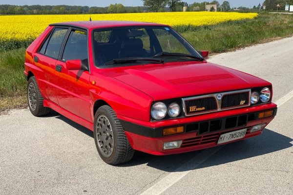 Добавете и огромния ход на окачването, който означава, че малката Lancia може да &bdquo;изяде&rdquo; всякакви пътни неравности, които иначе биха потрошили една по-ниска кола и само си представете невероятното удоволствие да сте зад волана с цялото това чудо.

И все пак, няма как да минем без спортната слава: 6 спечелени сезона на сВетовния рали шампионат, от кола, която в бързи срокове е създадена да замени чудовищен прототип от Група Б.