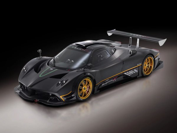 Zonda R е автомобил, създаден изключително за състезателните писти. Задвижва се от 6-литров V12 двигател на Mercedes-Benz, който развива 750 к.с. Ускорението до 100 км/ч отнема 2,7 сек.

Свръхлеката каросерия от въглеродни влакна и аеродинамичните елементи, вдъхновени от болидите от Формула 1, правят Zonda R един от най-бързите автомобили на прочутата писта "Нюрбургринг".
