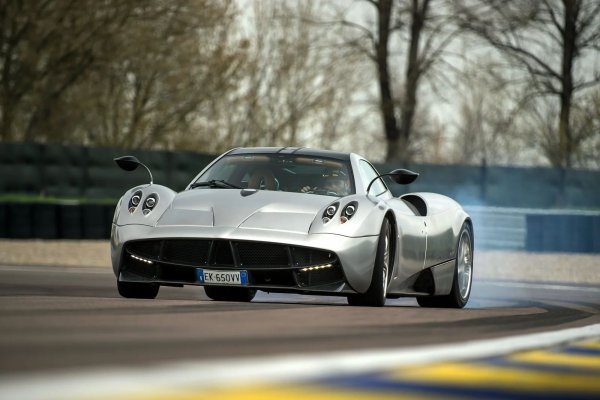 Цена: от $1 400 000

Huayra бележи нова ера за Pagani, въвеждайки активна аеродинамика и 6-литров V12 двигател с два турбокомпресора на AMG (730 к.с.). Ускорението до 100 км/ч отнема 3,3 сек, максималната скорост е 370 км/ч. Този автомобил е истинско произведение на изкуството, като съчетава футуристичен дизайн и изключителни технологии.
