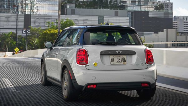 Тя се задвижва от мотор с мощност 184 к.с. и батерия с капацитет 36,2 кВт/ч, като пробегът е около 230 км.  Това обаче не е първото електрическо MINI, тъй като през 2008 се появи версия на ток, от която бяха произведени 500 бройки.
