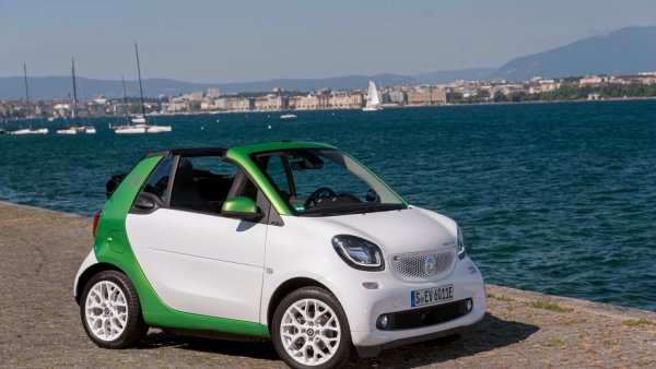 Всъщност цялата гама на smart EQ fortwo претърпя радикална промяна, като през 2018 година компанията се отказа напълно от бензиновите мотори, залагайки изцяло на електрическо задвижване. Така Smart стана първият производител, който загърби напълно двигателите с вътрешно горене.
