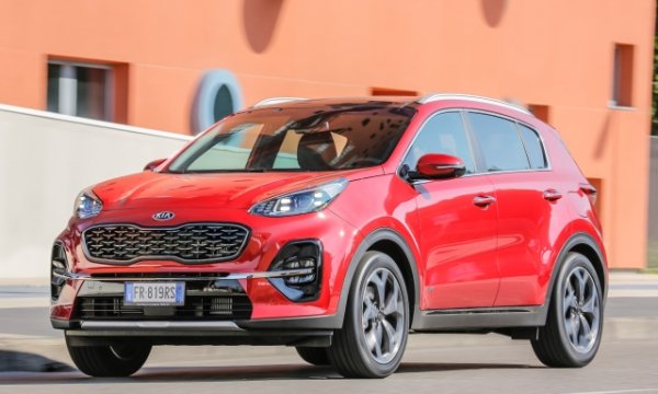 Корейският SUV e оборудван с 48-волтова дизелова мека хибридна система, която дебютира през 2018 г. с четвъртото поколение на модела. Под капака се крият 160 коня, като азиатците обещават среден разход от впечатляващите едва 4,7 л/100 км. &nbsp;

Каталожната цена започва от 34 400 евро за версията Business със задвижване на двете колела , която става 36 400 с автоматична скоростна кутия. Гамата GT - Line обаче стартира с версията с две задвижващи колела и механична скоростна кутия, която се предлага за 36 950 евро. С автоматичната скоростна кутия цената се повишава до 41 650 евро.

За версията със задвижване на всички колела и автоматична скоростна кутия са необходими 43 650 евро. Две версии с автоматична скоростна кутия в гама GT - Line+ - можете да избирате между двете колела (цена от 45 150 евро ) и задвижване на четирите (47 150 евро).
