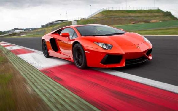 Италианската марка произвеждаше своя флагман Aventador от средата на миналото десетилетие чак до 2022 година, когато от конвейера слезе и последната фейслифт версия. Суперколата на Деп е от екземплярите преди рестайлинга, които крият под капака си брутален 6,5-литров V12 двигател с мощност 690 конски сили.

