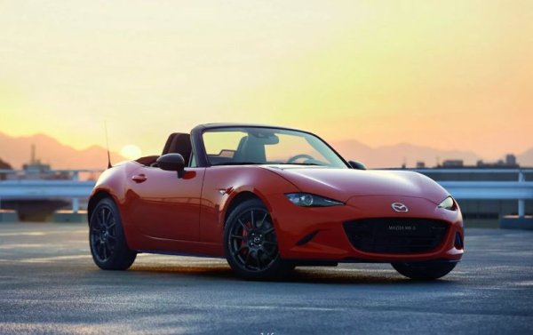 Mazda е направила толкова много незабравими „специални“ издания на MX-5 през годините и затова мнозина не очакваха нещо особено впечатляващо за 30-годишнината на Miata. Версията за рождения ден на легендарния модел получава ефектна оранжева боя, оранжеви интериорни детайли плюс комплект джанти Rays и спирачки Brembo, като всичко това изглежда много ефектно.