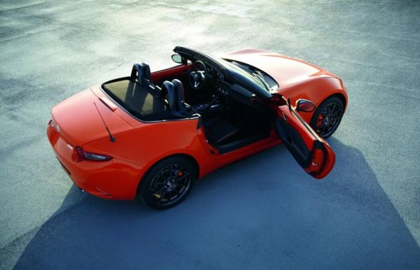 В случая обаче проектът има и минуси – японците просто трябваше да направят и някои промени по задвижващата система и да увеличат мощността на 2,0-литровия двигател Skyactiv-G, който и при специалната версия си остава със 184 к.с.