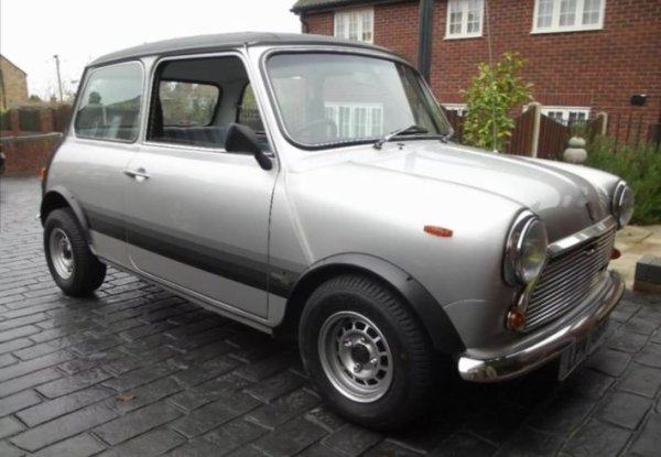 Austin Rover произвежда безброй специални издания на Mini през 80-те години на миналия век и повечето от тях, като специалното издание на Miata, изобщо не са чак толкова специални. Но Mini, създадено, за да отпразнува 20-ия рожден ден на автомобила през 1979 г., е именно такова. То се предлага в сребриста или тъмна метална боя, като има винилов покрив, тонирано стъкло и разширения на арките, покриващи първите лети джанти, които са стандартни за Mini.