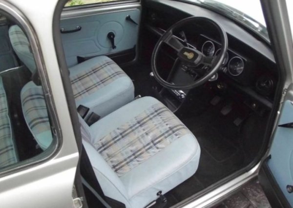 Автомобилът също така получава оборотомер и централна конзола с часовник и място за радиото (на шофьора вече не се налага да се протяга към страната на пътника, за да сменя станциите), и най-доброто от всичко - ъпгрейд на двигателя. Той не увеличава мощността, а само въртящия момент, но и това е достатъчно, за за може Mini 1100 Special да се чувства наистина специално.