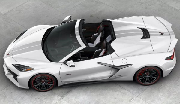 Не много коли достигат до 70-ия си сезон и затова се очакваше, че Chevrolet ще направи всичко възможно, за да отпразнува рождения ден на Corvette. Това обаче не стана. Факт е, че  пакетът Anniversary Edition донесе нови джанти, емблеми, допълнителни детайли и цветове - White Pearl Metallic Tri-Coat и Carbon Flash Metallic, но това беше всичко.