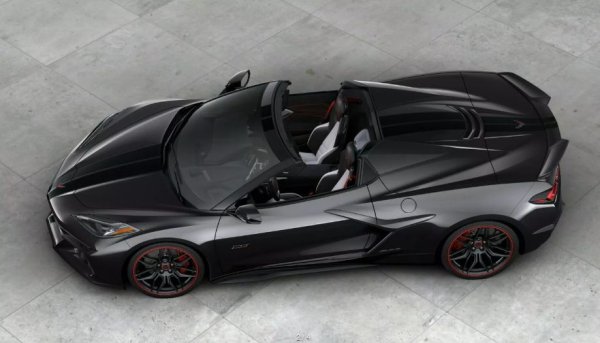 Всъщност Chevrolet Corvette 70th Anniversary Edition не се отличаваше кой знае колко от обикновените Stingray или Z06, тъй като и двата модела можеше да бъдат поръчани със същия пакет от доработки. И това напълно обезсмисли специалната серия.