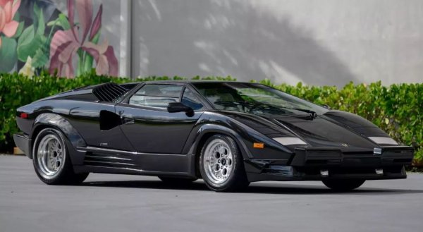 Специалният автомобил от 1988 г. беше създаден, за да отпразнува 25-годишнината от навлизането на Lamborghini в автомобилната индустрия и донесе някои големи, най-вече визуални подобрения на Countach. Основната структура на каросерията беше запазена, но експертът по композитни материали Хорацио Пагани (да, това е същият този Пагани) постави нови нови предна и задна брони, плюс агресивен набор от странични прагове и преработени въздухозаборници в горната част на задните калници.