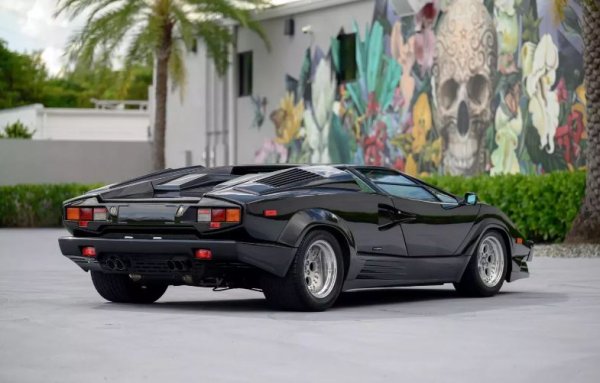 При появята си &bdquo;юбилейният&ldquo; Countach беше много желан, но с годините популярността му намалява непрекъснато. Според експерти, в момента версията 25th Anniversary струва 417 000 долара, ако е в добро състояние. В същото време Countach LP5000 QV от 1988 г. без доработките на Пагани се оценява на 569 000 долара.