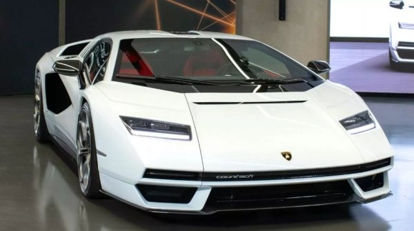 От една юбилейна кола на Countach към  друга. В Lamborghini обмисляха пускането на ретро-версия на Miura още в средата на 2000-те, но беше решено, че това е лоша идея и плановете бяха отложени. Нямаше как обаче да бъде пропуснат 50-ия рожден ден на Countach, въпреки че подходът в случая изненада мнозина.