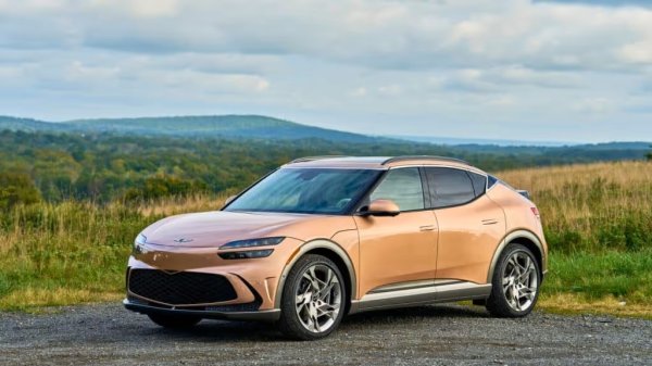 Компактен (4.54 метра) електрически кросоувър, дебютирал през 2021 и получил фейслифт през януари миналата година. GV60 е на една и съща платформа с добре познатите ни Hyundai Ioniq 5 и Kia EV6. В зависимост от версията, има между 228 и 435 конски сили максимална мощност, и до 516 км пробег с едно зареждане (измерено по WLTP тестовия цикъл). 
В германия стартовата цена започва от 54 680 евро, и достига 80 350 евро за най-мощната версия с два електромотора и задвижване на четирите колела. Въпросната версия ускорява от 0 до 100 км/ч само за 4 секунди. 
60% от продажбите в Европа миналата година се падат именно на GV60. 
