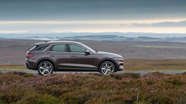 След шест години на пазара, конвенционалната версия на кросоувъра очаква основно обновяване през 2026 - по-вероятно към края на годината. Новият GV70 ще има както хибридна и електрическа версия, така и вариант ссъс задвижване на ток и бензинов двигател като удължител на пробега (ЕREV). 
Стартовата цена за досегашния бензинов модел в Германия бе 49 380 евро.
