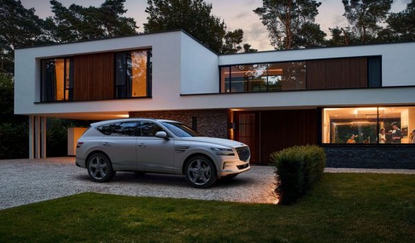 Това бе първият SUV модел на новата корейска марка, представен още в началото на 2020 година. Това е средноразмерен кросоувър с дължина 4.94 метра, със задно предаване или задвижване на четирите колела. В края на 2023 получи фейслифт. 
В Германия стартовата цена е 69 280 евро. 
В зависимост от задвижването, мощността варира между 273 и 415 конски сили. Тази година към гамата ще се добави пълен хибрид, а изцяло новото поколение се очаква през 2028. 
