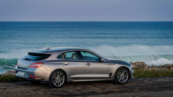 За пазари като германския, които държат на комбитата, Genesis създаде и Shooting Brake версия на G70, която дава повече практичност при същото задвижване, но и срещу леко повишена цена - от 46 180 евро за базовото ниво. 

