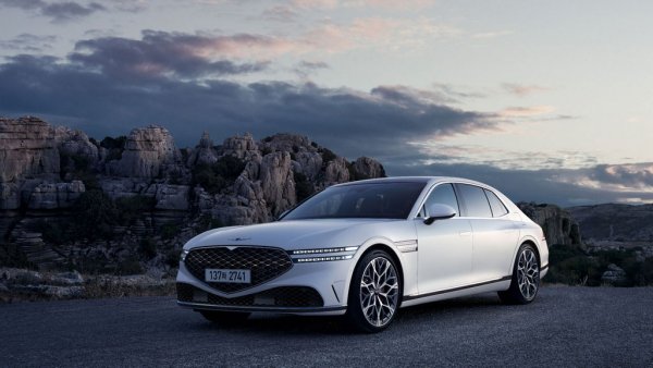 Флагманът на марката, която наследи някогашния Hyundai Equus, а от 2021 вече е във второто си поколение. Това е истинска луксозна лимузина, с дължина 5.28 метра в стандартната си версия и 5.47 метра в удължената (за сравнение, при S-класата на Mercedes числата са 5.18 и 5.29 метра). Задвижването е поверено на 3.5-литров V6 с турбо, който може да бъде комбиниран и с хибридна система. Максималната мощност е 415 конски сили, а стартовата цена в Германия - 112 180 евро. 
