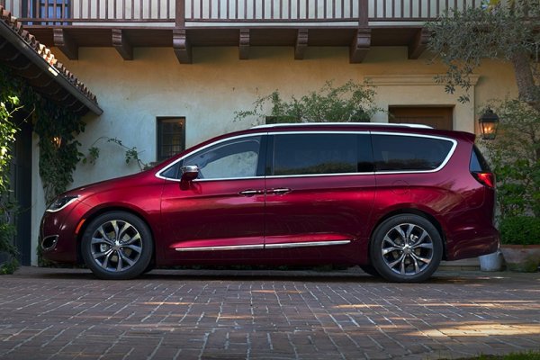 Новият Pacifica обединява най-добрите качества не само на предшественика си, но и на някои конкуренти. Той е значително по-лек, като в същото време се предлага и с хибридна версия, която го прави привлекателен откъм разход на гориво. Минивановете може да не са атрактивни, но този прави изключение.