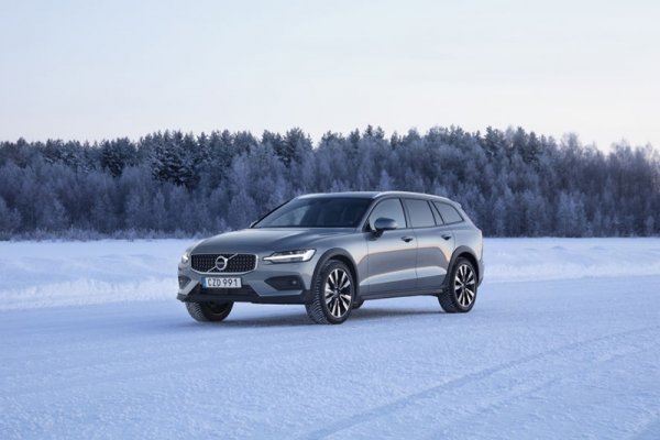 Комбито със средни размери порасна на размери и наистина изглежда впечатляващо. Окачването му е меко, има система за задвижване на четирите колела BorgWarner, а клирънсът му е с 60 мм по-висок от този на стандартното V60. Това е отличен избор, като обичате пътуванията и возите повечко багаж.