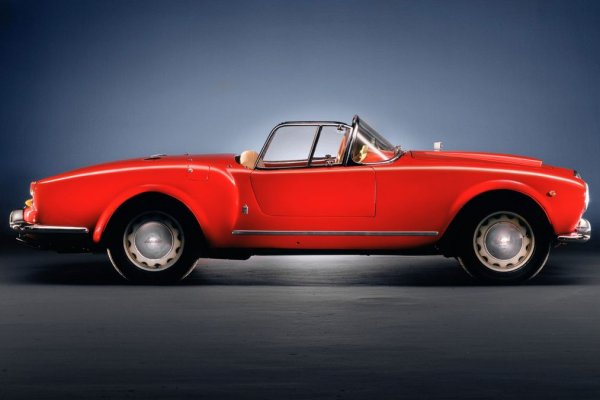 Началото поставя точно Aurelia Spider B24, като в тази насока върви и развитието на Mercedes 190SL, но при германския кабриолет задницата е доста по-различна.