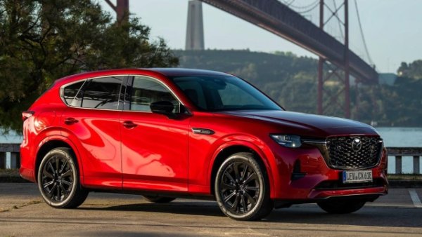 Това е най-амбициозният автомобил в 105-годишната история на марката, с усъвършенствана механика и спортен вид. Mazda CX-60 е дълга 475 см , има яка предна част, много отсечени страни. Видно е най-вече препозиционирането на цялото пътническо отделение по-назад, предлагайки багажник с обем от 477 литра. 

Индивидуалност, която не липсва дори на 3,3-литровия мек хибриден шестцилиндров редови дизелов двигател. Той е във варианти с 200 или 249 к.с., а разходът на гориво е намален съответно до 4,9 л/100 км и 5,3 л/100 км.