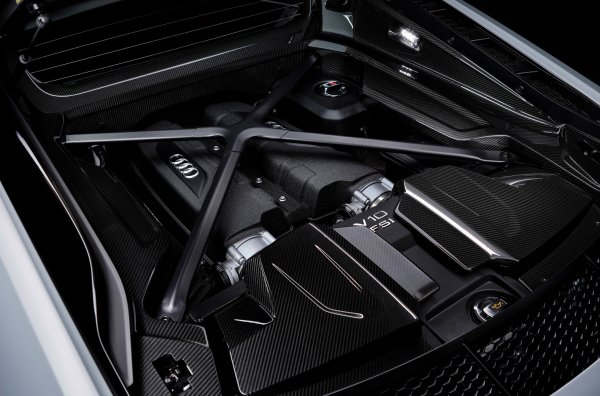 Екстериорът е допълнен от бодикит от въглеродни влакна, а 7-степенната преселективна роботизирана скоростната с модифицирани предавателни числа сменя предавките по-бързо. Маниерът на шофиране винаги е готов да се адаптира към настроението на пилота благодарение на Torque Rear anti-axle с седем нива. 