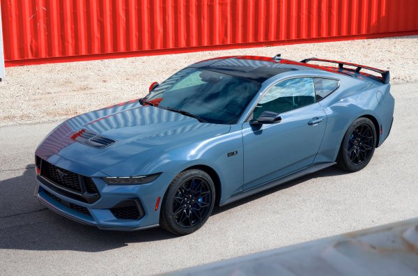 Емблематичният американски спортен автомобил се предлага с 2,3-литров двигатер, но истината при Mustang винаги е била в големи V8. В последното поколение се предлага версия Shelby GT350 с нетипичен за модела 5,2-литров високооборотен Voodoo и безумно Shelby GT500 с V8 Predator с компресор, като този мотор има същият обем, но развива 771 к.с. Стандартното GT обаче си остава вярво на 5,0-литров V8 с 487 к.с., като това доскоро беше най-мощният атмосферен Mustang в историята.