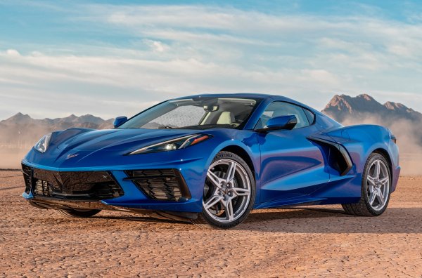 Легендарната американска суперскола в сегашното осмо поколение е коренно различна от своите предци. Тя вече е със средно разположен двигател- Базовият 6,2-литров V8 LT2 с атмосферно пълнене взривява асфалта с рекордната мощност от 497-502 к.с.. и 637 Нм. Той е съчетан с 8-степенна роботизирана скоростна кутия, като времето за ускорение от 0 до 100 км/ч е 3,1 секунди. С добавяне на пистов пакет Z51 Performance Package - 2,9 секунди.