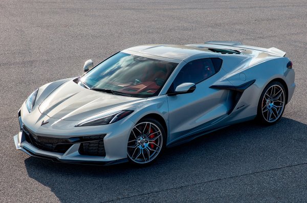 Сега спортната кола изповядва напълно противоположна философия и получи прозвището &bdquo;Американско Ferrari&rdquo;. Зад кабината е поставен 5,5-литров двигател LT6. Той се движи със състезателен Corvette C8.R и е идеологически близък до старите двигатели от Маранело. 

Четири горни разпределителни вала, високо ниво на мощност (679 к.с. при 8400 об / мин), &bdquo;плосък&ldquo; колянов вал, система за смазване със сух картер и невероятен звук &ndash; всичко това е  е Corvette Z06. Производителят обещава ускорение до 97 км/ч (60 мили в час) за 2,7 секунди.