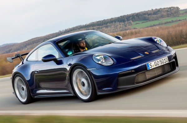 Лъвският пай от модерните 911 е оборудван с 6-цилиндрови боксери с два турбокомпресора. Изключение от правилото е пистовото 911 GT3, което не може да се похвали със суперсила,  но пък предлага страхотен характер. Двигатетелят с обем 4,0 литра развива 510 к.с., като се развърта до 900 об/мин. Скоростната кутия е преселективна 7.степенна PDK или 6-степенна механична. Интересното е, че GT3, за разлика от други 911, има окачване с двойни носачи отпред, а не MacPherson.