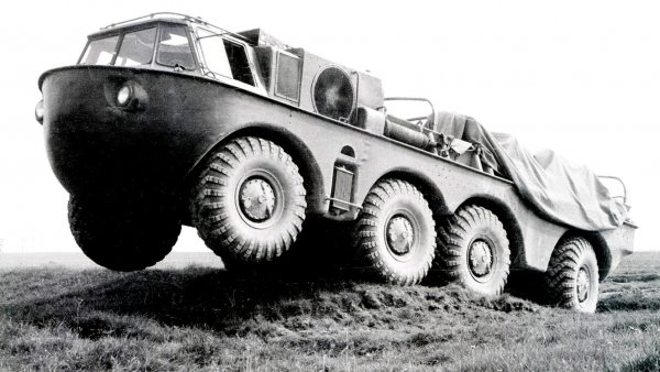 Плаваемостта се осигурявала от водоизместващ корпус на лодка и чифт водометни агрегати. Имайте предвид, че двата централни моста са близо един до друг, а кормилното управление е не само на предните, но и задните колела, за да подобри маневреността и офроуд способностите.

Първият екземпляр на амфибията почти повтаря съдбата на „Титаник”. По време на изпитанията през лятото на 1959 г. машината е близо до потъване в река Дон - пусковата установка 2Р21 на оперативно-тактическата ракетна система 2К6 "Луна", се оказва огромна тежест.