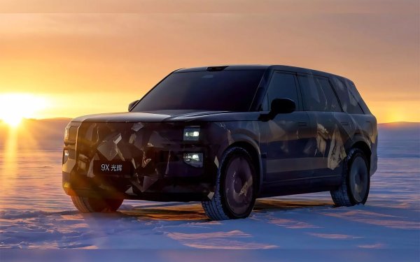 Това е истински SUV на китайската марка Zeekr. Серийният 9X Grand ще бъде оборудван с нова хибридна задвижваща система, наречена Zeekr Super Hybrid, както и с автономна система за управление от четвърто ниво. В Китай новият модел ще започне да се продава през втората половина на 2025, като все още не е ясно дали ще се появи на чуждестранни пазари. 
