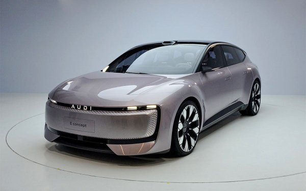 Автомобилите на Audi традиционно са много търсени в Китай, но през последните години загубиха популярността си най-вече заради възхода на местните производители. Това накара германската компания да създаде отделна марка, предназначена изцяло за китайския пазар. Тя е разработена с помощта на местната SAIC Corporation, като нейното име се изписва с главни букви (AUDI), а първият модел ще бъде серийно въплъщение на концепцията E.