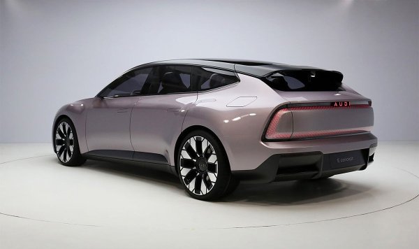 Автомобилът ще получи въздушно окачване, управляеми задни колела (задвижване 4х4) и ще загуби корпоративното лого с четири пръстена. Задвижването е електрическо със 775 к.с. Ускорението от 0 до 100 км/ч отнема 3,6 секунди.