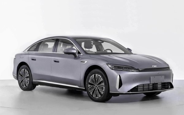 Китайската компания Chery ще покаже в Шанхай луксозния седан Fulwin A9. Автомобилът ще получи хибридна система с 1,5-литров бензинов двигател, който ще действа изключително като генератор. Очаква се да има задвижване на четирите колела. Само на електричество моделът ще може да измине до 200 км, а общият пробег ще бъде 1500 км.