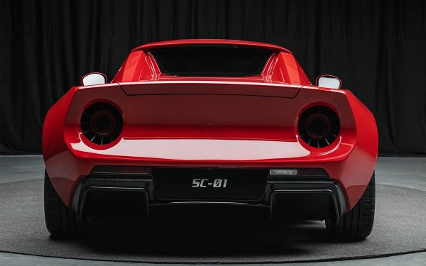 Спортният автомобил получи два електрически мотора с обща мощност 435 к.с. и система за задвижване на четирите колела. Пробегът с едно зареждане 520 км. Интериорът на автомобила е проектиран в минималистичен стил. JMEV 01 няма обичайния сензорен екран на мултимедийната система, а климатроникът се управлява с масивни "копчета".