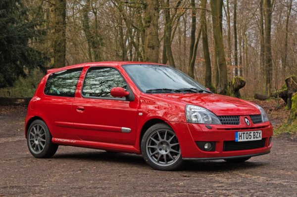 През 2005 г. Renault произвежда лимитирана серия от 500 бройки на Renault Clio 182 Trophy, базиран на 182 Cup, ексклузивно за британския пазар. Той се задвижва от 2-литров четирицилиндров двигател с турбокомпресор и мощност 182 к.с.

Двигателят позволява на Clio да ускори от 0 до 100 км/ч за 6,9 сек и да развие максимална скорост от 200 км/ч. Моделът е оборудван с ярко бяла боя, спортни седалки Recaro и антрацитни джанти Speedline Turini.
