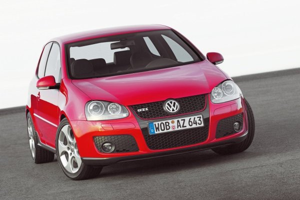 В историята на Volkswagen Golf GTI, петото поколение е едно от най-забележителните по отношение на производителността. Поне така е според PistonHeads, които го смятат за един от най-добрите хот-хечове през последните 25 години.

Това поколение представлява значителна естетическа промяна, а под капака се намира 2-литров TFSI двигател с 200 к.с. и 280 Нм въртящ момент, който може да бъде съчетан с ръчна скоростна кутия или DSG с двоен съединител, и двете с шест предавки.
