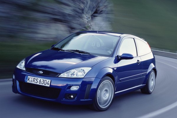 Първият Ford Focus RS е специално издание, пуснато през 2002 г. в чест на победите на великия Колин Макрей в Световния рали шампионат. За първи път след легендарния Ford Escort RS Cosworth, акронимът RS се появи отново върху модел от овалната марка.

Задвижван е от 2-литров четирицилиндров двигател Duratec RS, произвеждащ 215 к.с., съчетан с петстепенна ръчна скоростна кутия. Ускорява от 0 до 100 км/ч за 6.4 сек и вдига 232 км/ч. Двигателят е допълнително подобрен от усъвършенстван турбокомпресор и бутала с маслено охлаждане. Произведени са само 4 501 бройки.

