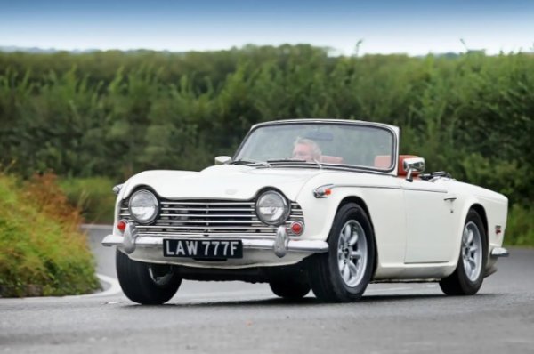 Най-рядката от серия TR на Triumph изглеждаше като по-ранния TR4, но имаше сериозно подобрена  мощ под капака. Вместо старата 2,1-литрова &bdquo;четворка&ldquo;, дойде 2,5-литров редови шестцилиндров двигател, захранван с механично впръскване на Lucas и произвеждащ солидни 150 к.с.

Новите тогава закони за вредните емисии принудиха марката да преработи мотора и за ужас мощността падна до 104 коня. Triumph построи общо 2947 коли и от двете версии през 1967 година.