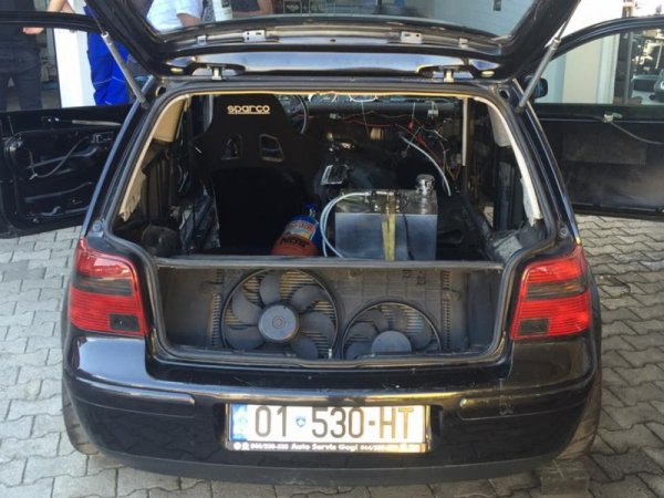 Golf Мк4 с V10 двигател от Audi RS6. Мощността е 1250 к.с.